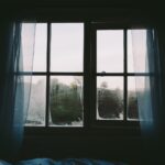 Immagine di un ambiente domestico con un deumidificatore in funzione per combattere l'umidità.