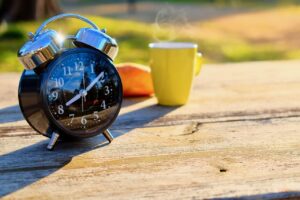 Uomo che fa esercizio all'aperto per migliorare la salute del cuore al mattino.