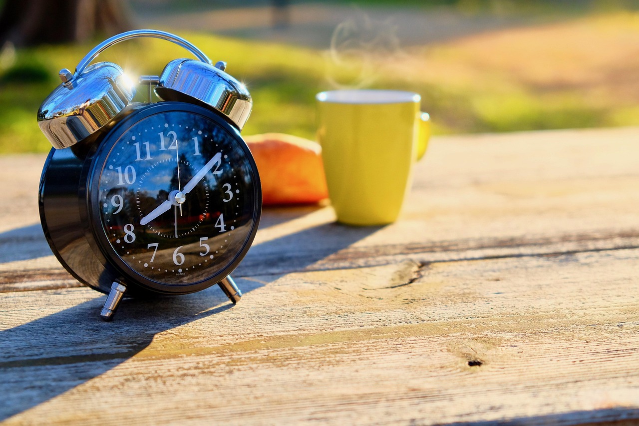 Uomo che fa esercizio all'aperto per migliorare la salute del cuore al mattino.