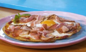 Quiche senza pasta e farina, preparata con ingredienti leggeri e salutari.