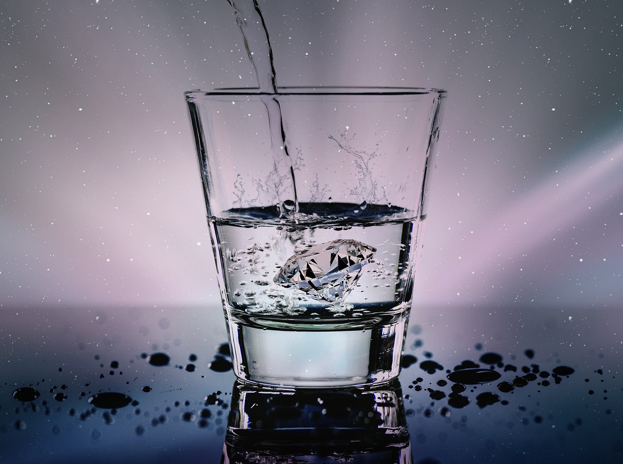 Un verre d'eau à côté d'un réveil sur une table de nuit, symbolisant l'hydratation avant le sommeil.
