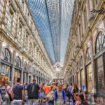 Touristes admirant un paysage pittoresque en France, captivés par la beauté du lieu.