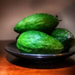 Femme regardant un fruit avec une expression préoccupée, soulignant les effets sur la digestion après 20h.