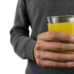 Un verre de jus d'orange frais sur une table, symbolisant les choix matinali pour l'énergie quotidienne.