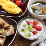 Petit-déjeuner équilibré avec fruits, céréales et yaourt pour stimuler le métabolisme après 40 ans.