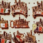 Marché en plein air à Paris, avec stands colorés et visiteurs découvrant des produits locaux.