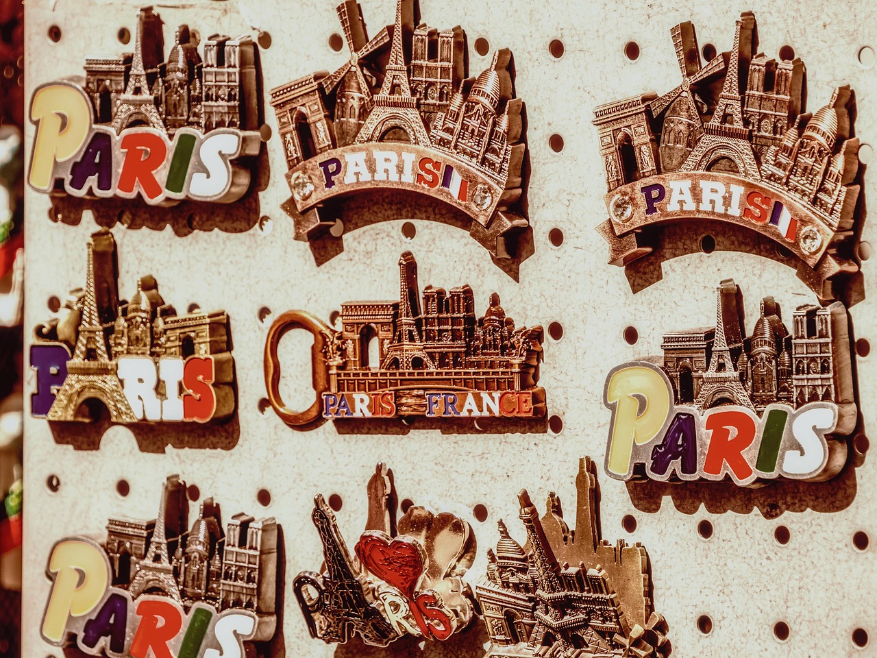 Marché en plein air à Paris, avec stands colorés et visiteurs découvrant des produits locaux.