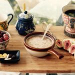 Petit-déjeuner santé typique des nutritionnistes français en 2026, avec fruits, yaourt et céréales complètes.