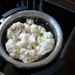 Robot cuiseur populaire en cuisine, utilisé par des Français pour préparer des repas facilement en janvier.