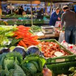 Marché de producteurs en Île-de-France, dimanche matin, étals colorés, visiteurs heureux, ambiance conviviale.