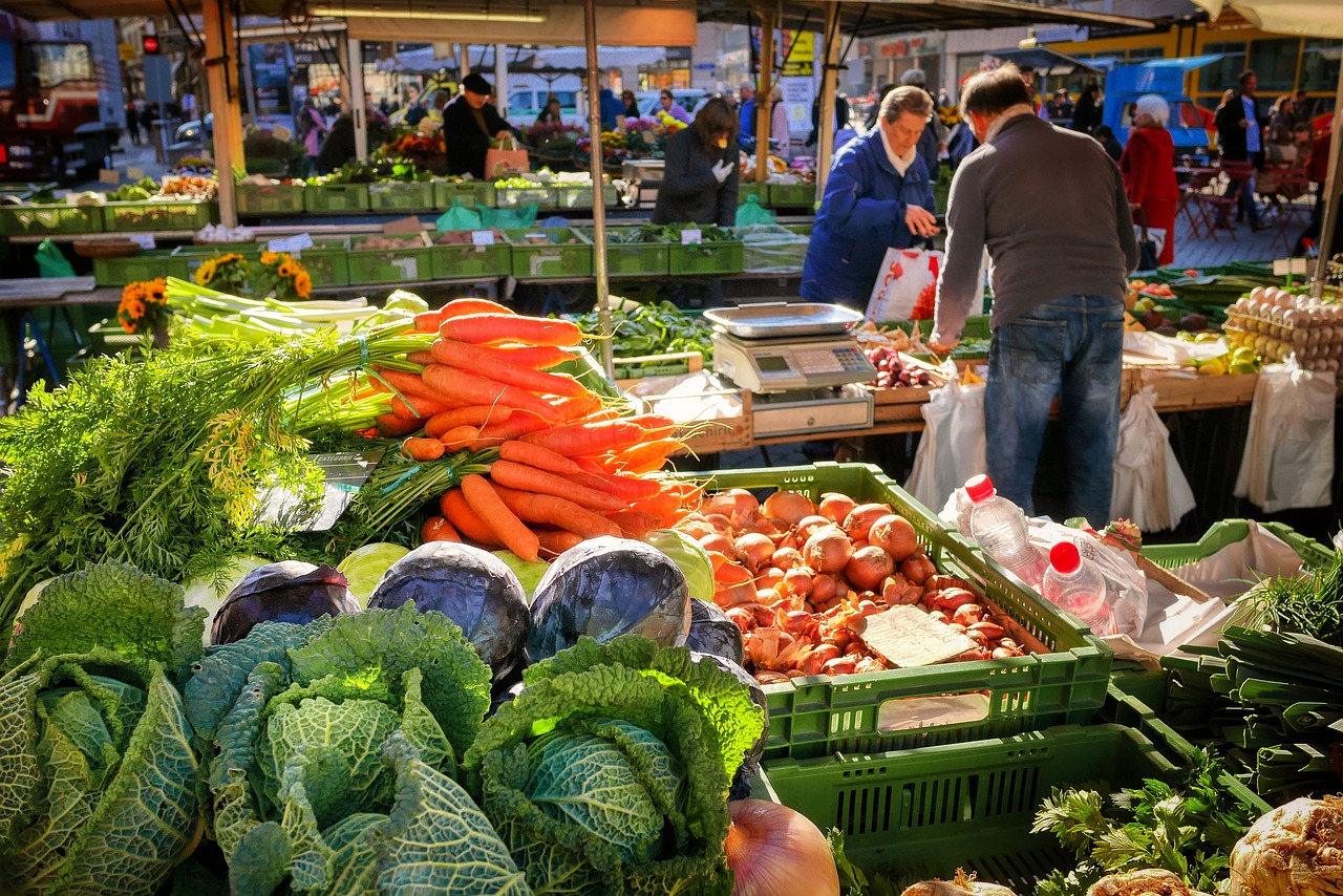 Marché de producteurs en Île-de-France, dimanche matin, étals colorés, visiteurs heureux, ambiance conviviale.