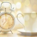 Café fumant sur une table, illustrant l'impact du café sur la concentration matinale.