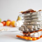 Image d'un nutritionniste discutant des compléments alimentaires populaires à éviter en 2026.