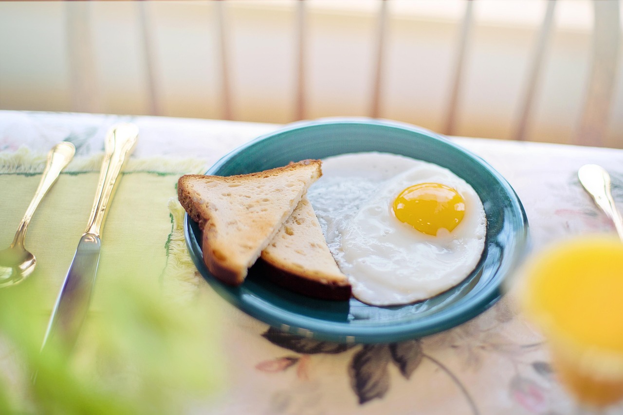 Petit-déjeuner équilibré avec fruits, céréales et yaourt, idéal pour rester rassasié jusqu'à midi.